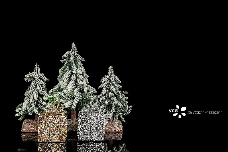 黑色背景下的圣诞树特写，英国图片素材