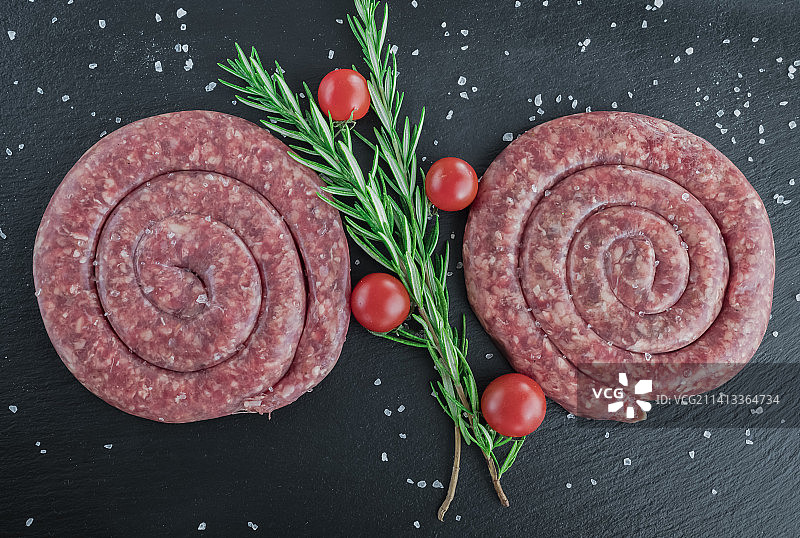 黑色板上的螺旋猪肉香肠图片素材