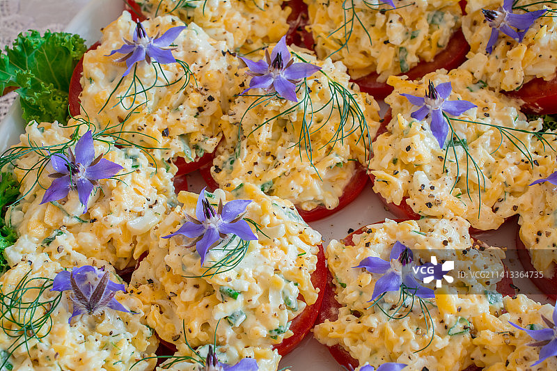 用食用鲜花装饰的自制派对食品，英国图片素材