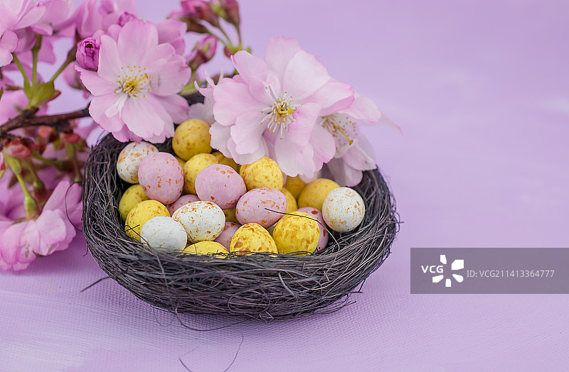 粉色背景上的甜巧克力复活节彩蛋，英国图片素材