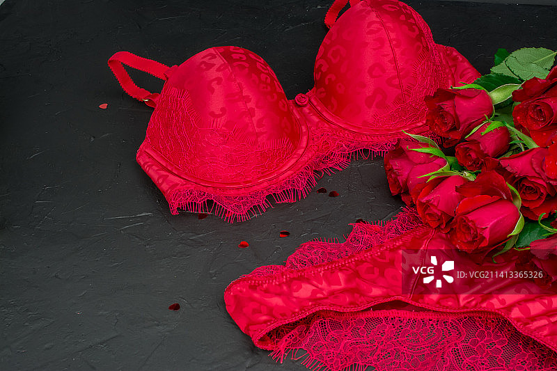 桌子上红玫瑰的高角度视图，英国图片素材