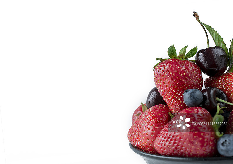 英国木质背景上新鲜成熟草莓图片素材