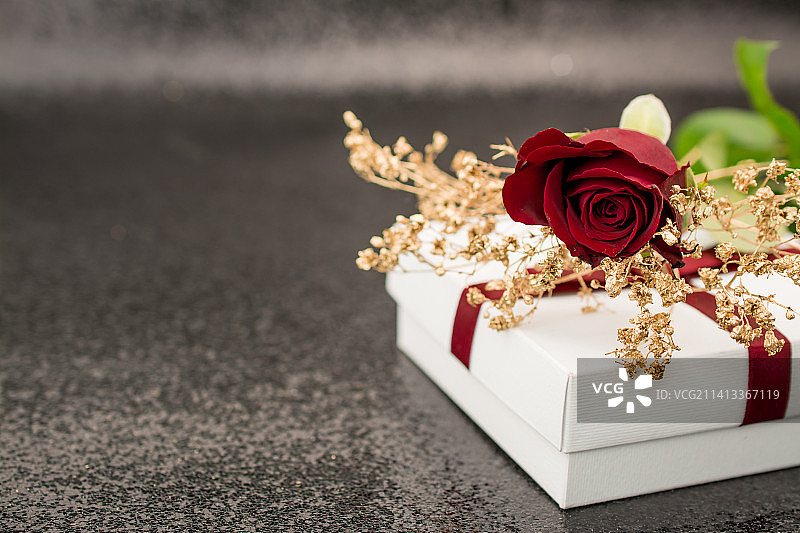 带有礼品盒和红玫瑰的黑色背景，英国图片素材