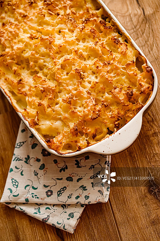 舒适食物和传统英式料理：烤箱烤鱼派图片素材