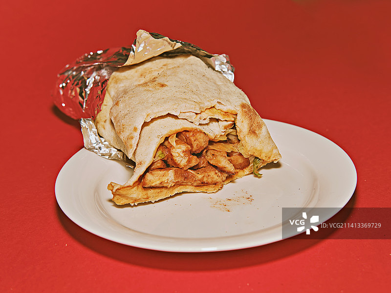 红色背景下的盘中食物特写，芬兰奥卢图片素材