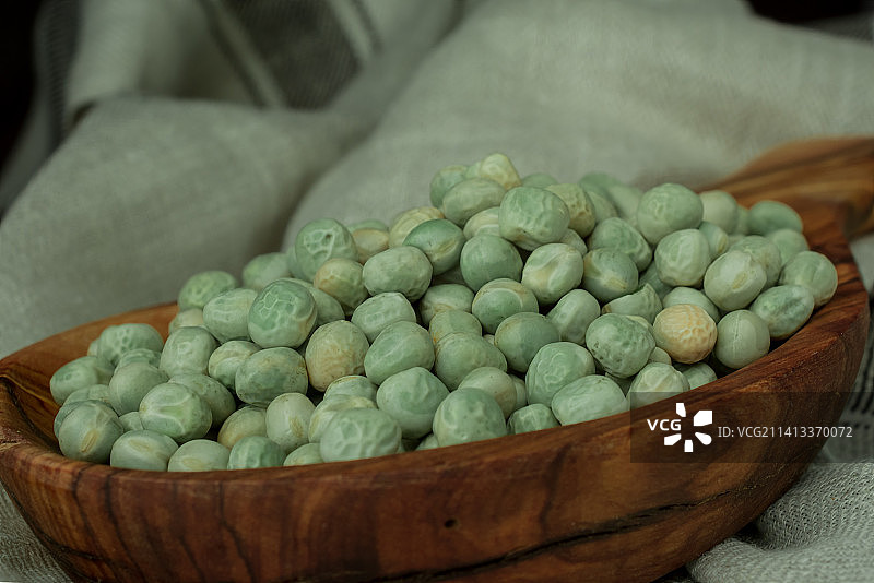 木勺中的绿色干豆，英国图片素材