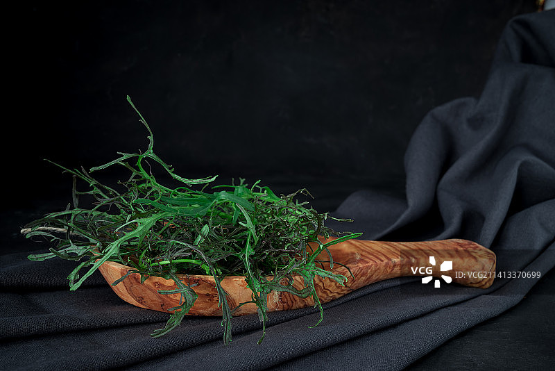 深色背景上的新鲜芝麻菜沙拉叶图片素材