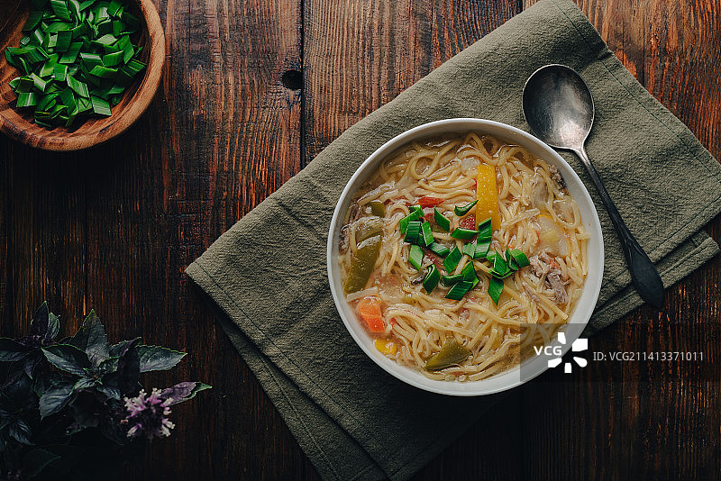 俄罗斯蔬菜鸭肉汤面碗图片素材