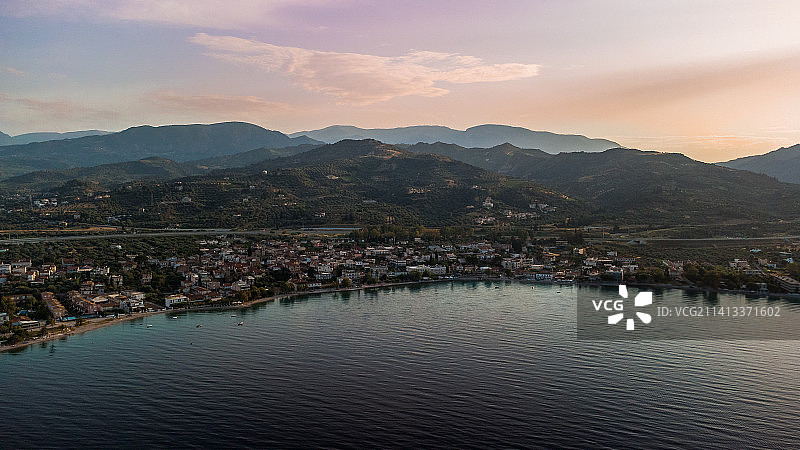 希腊塞利阿尼蒂卡小镇的日落山景图片素材
