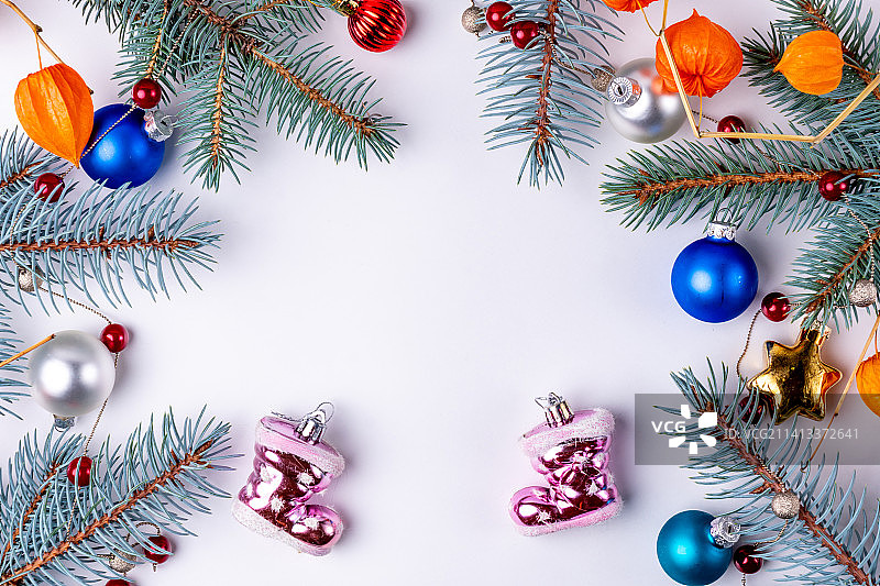 白色背景上带有圣诞树枝的圣诞装饰品，俄罗斯诺夫哥罗德州大诺夫哥罗德图片素材