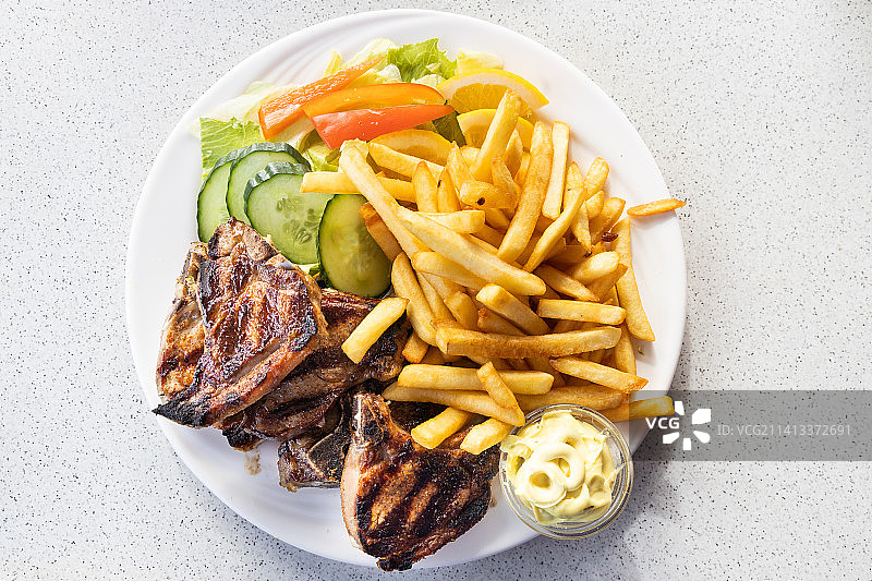 冰岛烤羊肉与炸薯条俯视图图片素材