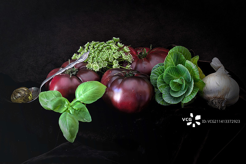 番茄罗勒静物，美国加利福尼亚州索诺玛图片素材