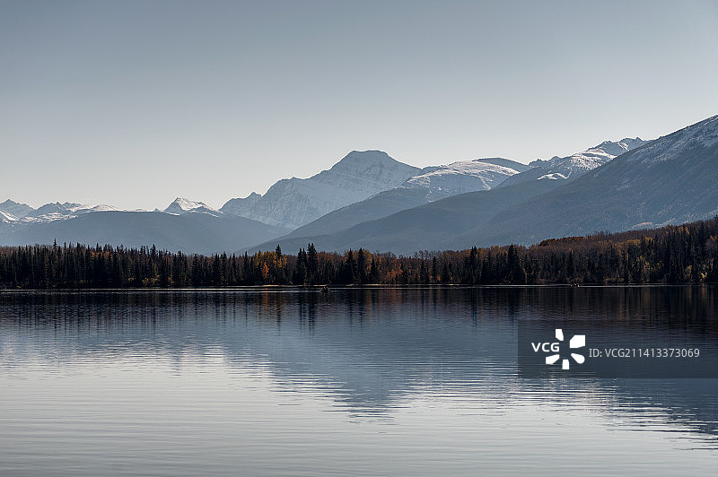 加拿大贾斯珀国家公园金字塔湖的山脉和晴朗天空倒影图片素材