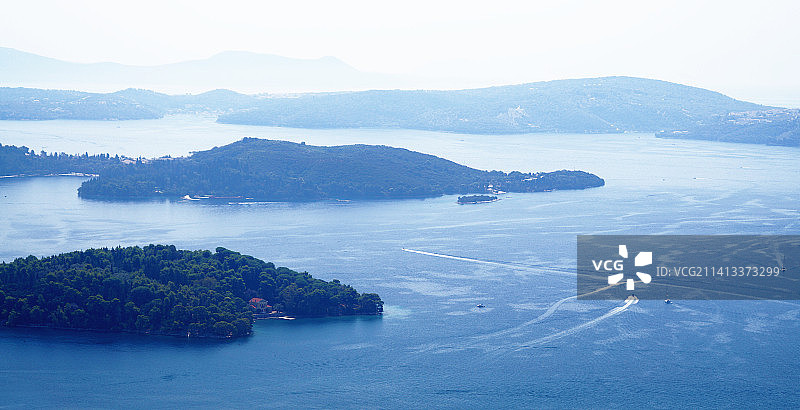 希腊莱夫卡达岛的海洋与山脉航拍图片素材