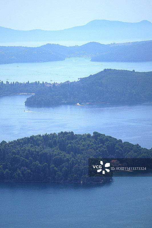 希腊莱夫卡达的蓝天下海景与山景图片素材