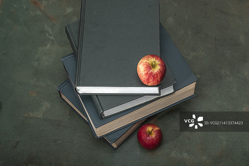 书堆上的苹果，绿色木桌，泰国图片素材
