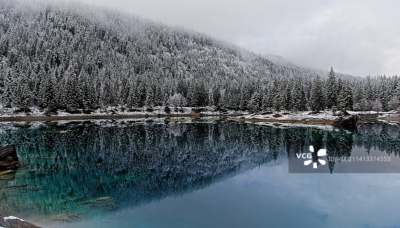 瑞士弗利姆斯考马湖冬季美景图片素材