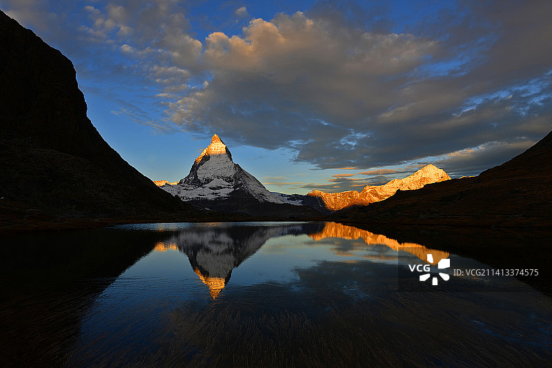 瑞士采尔马特里菲尔湖日落山景图片素材