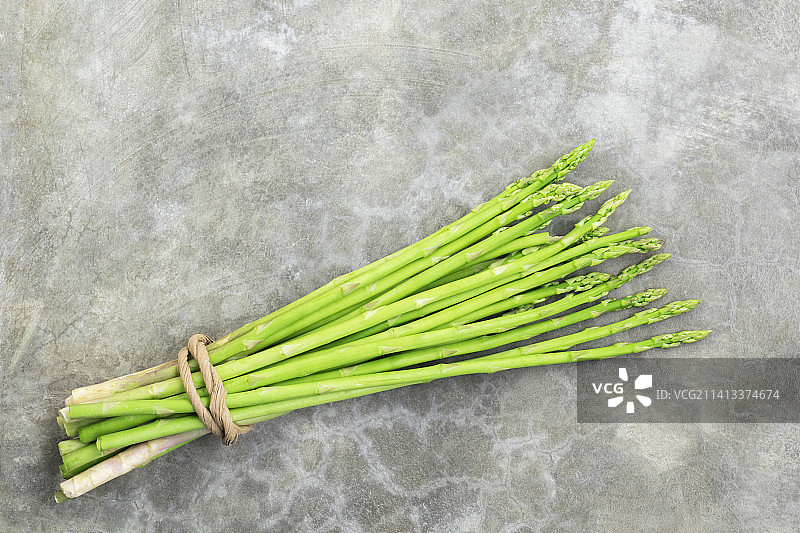 健康蔬菜：石材背景上的成捆芦笋，泰国图片素材