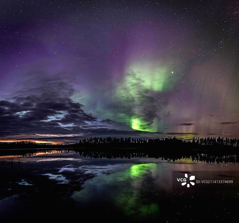 芬兰苏穆斯萨尔米夜间湖景图片素材