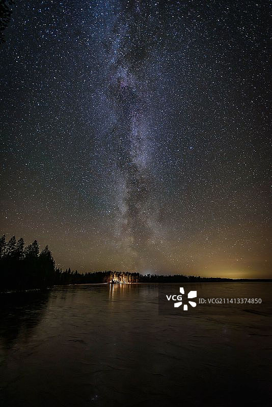 夜晚星空下的湖泊风光，芬兰图片素材