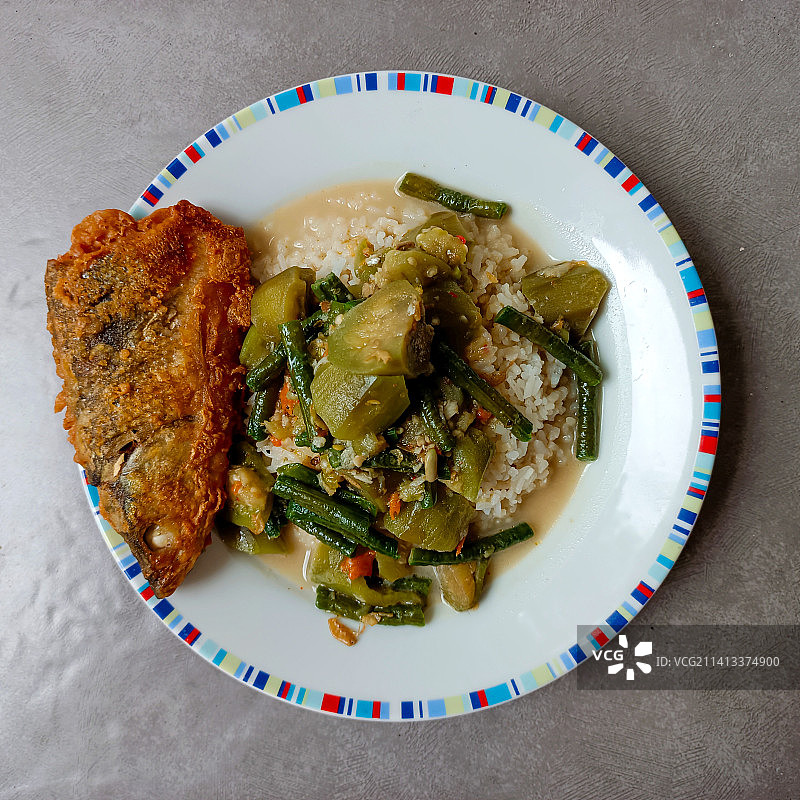 印度尼西亚菜肴：蔬菜和奶鱼图片素材