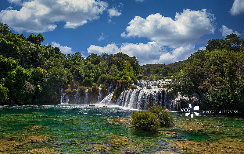 克罗地亚洛佐瓦茨，克尔卡国家公园森林中的瀑布美景图片素材