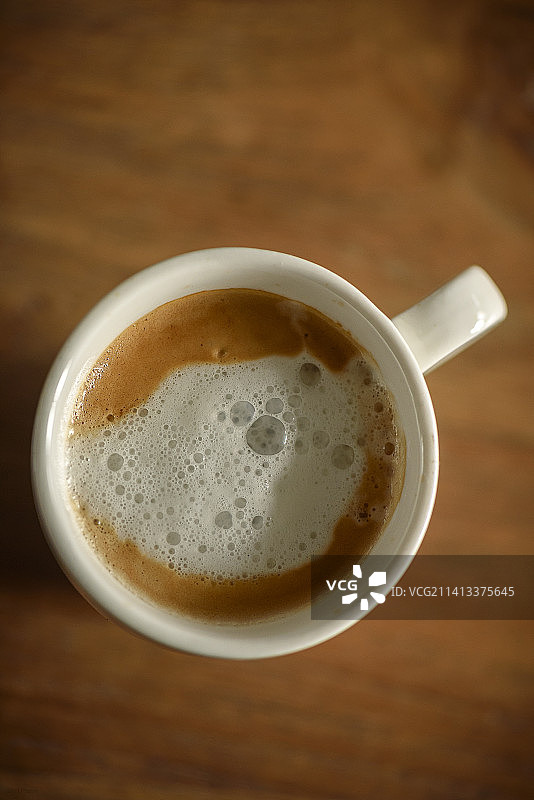 法国巴黎餐桌上的咖啡俯视图图片素材