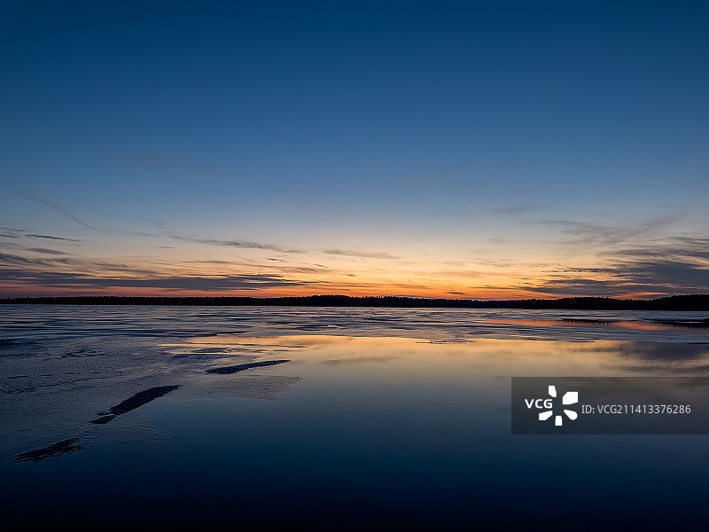 加拿大白湖日落时分的冰封湖面风光图片素材