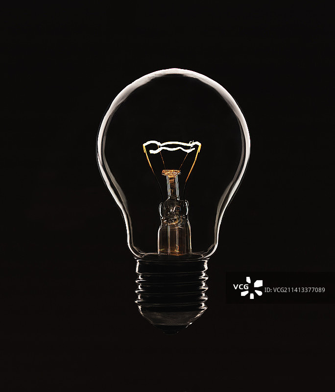 俄罗斯，黑色背景柜台上发光的灯泡图片素材