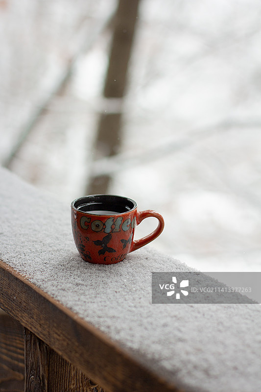 冬季亚美尼亚阳台上的热浓缩咖啡图片素材