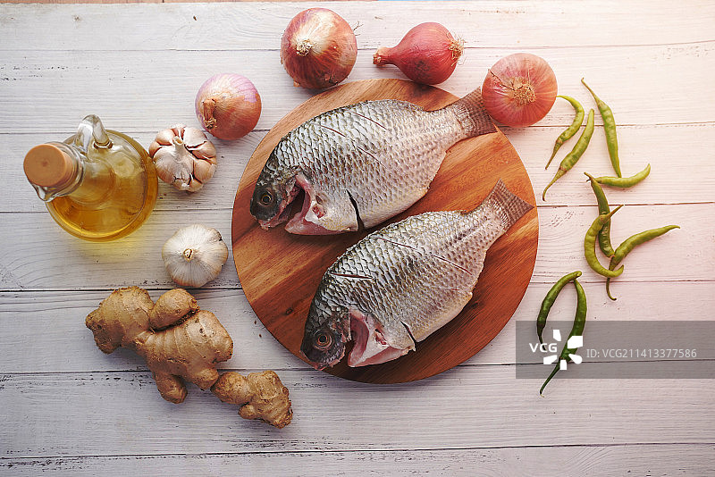 新鲜鱼，菜板上，准备烹饪图片素材