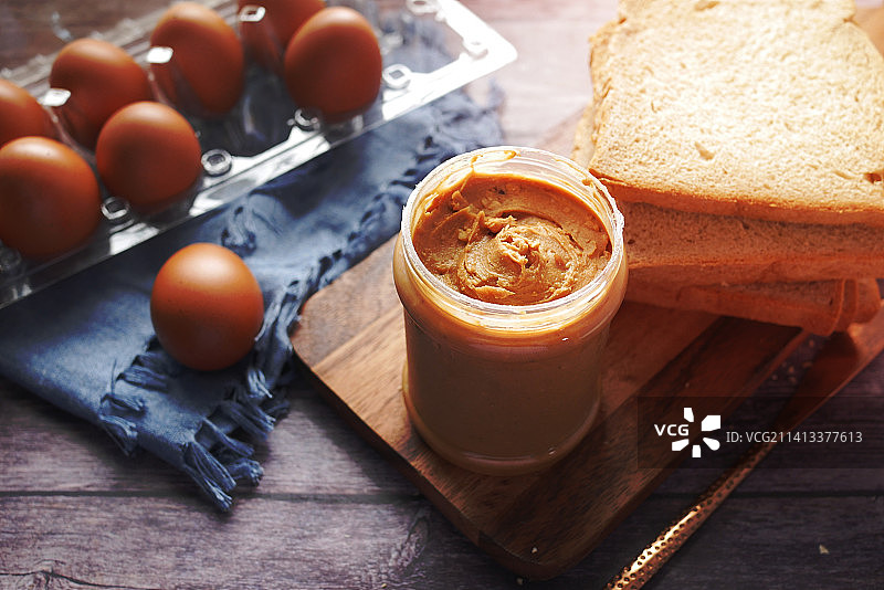 花生酱和面包在黑色背景盘子上的俯视图图片素材