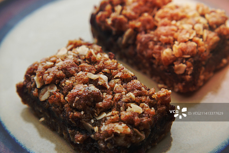 盘子里装的枣果巧克力棒图片素材