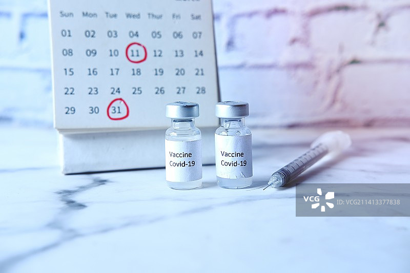 桌子上的注射器和瓶子特写图片素材