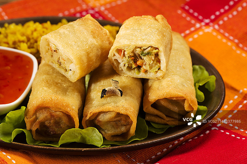 蔬菜米饭烤春卷图片素材