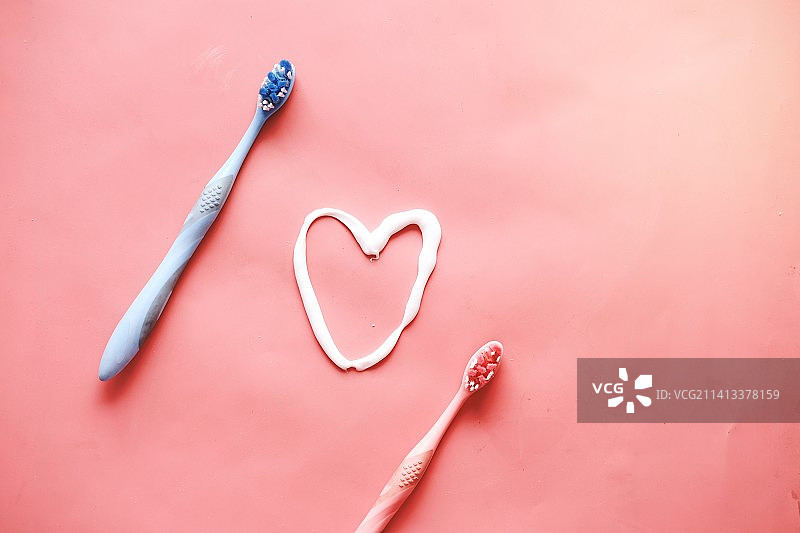 粉色背景上的牙刷和牙膏图片素材