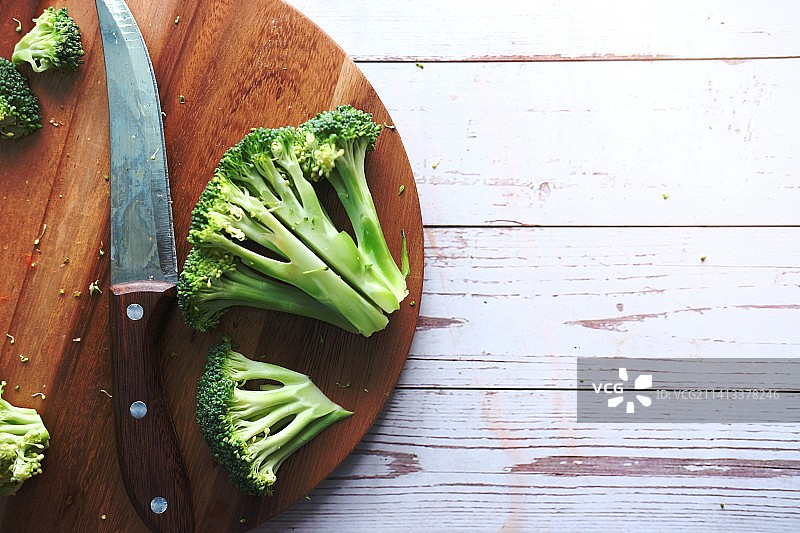 西兰花切片与砧板图片素材