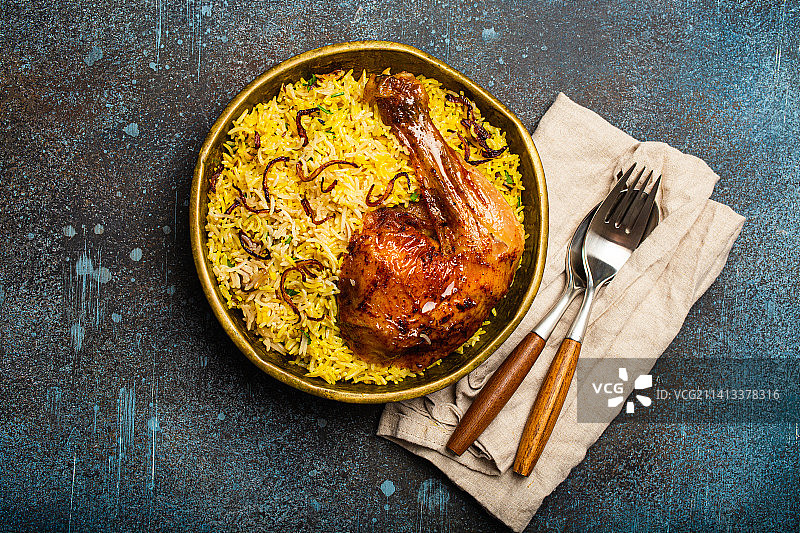 印度菜肴：黄油鸡肉烩饭图片素材