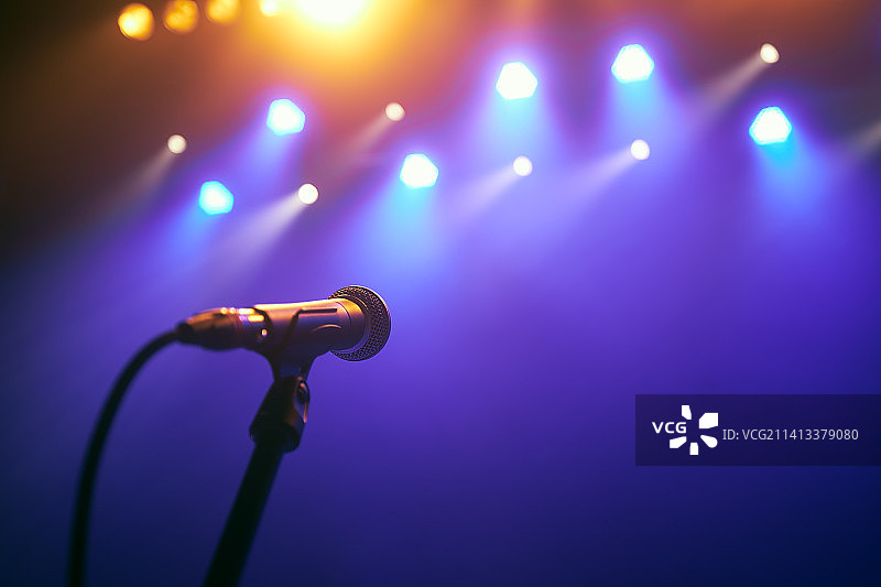 捷克共和国，彩色聚光灯下的舞台麦克风图片素材
