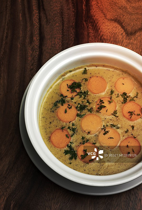 木质背景的传统德式土豆香肠浓汤图片素材