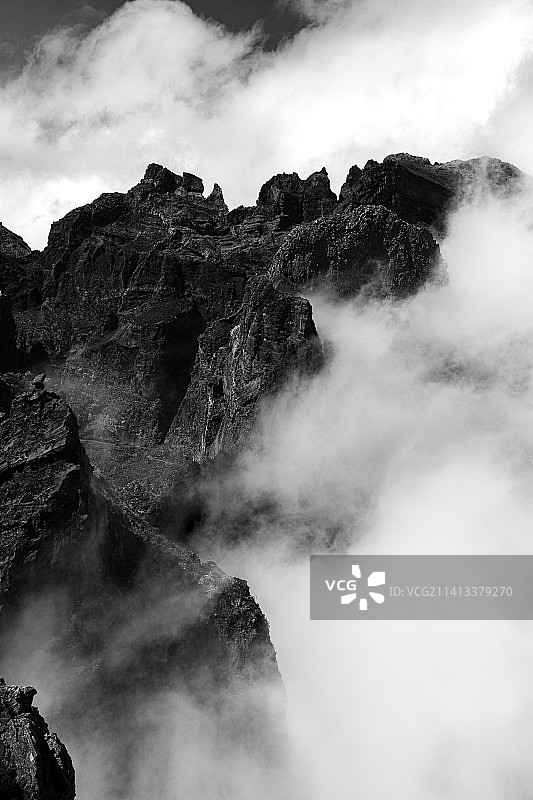 葡萄牙马德拉群岛的山景仰视图片素材