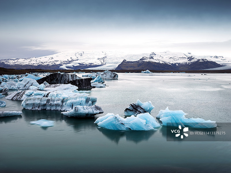 冰岛冰冻湖面风光图片素材