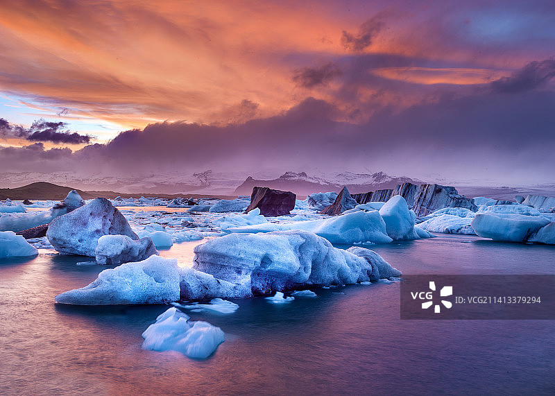 冰岛日落时分海中冰山的风景图片素材