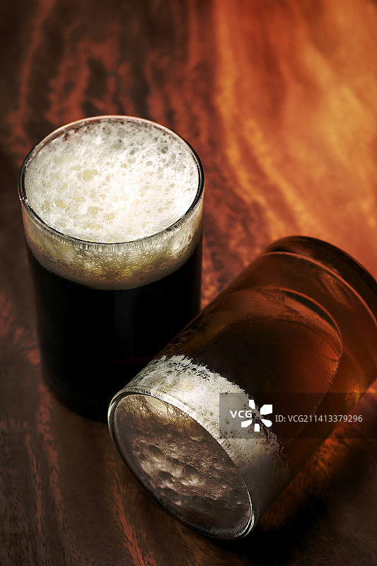餐厅玻璃杯中的比尔森啤酒和啤酒果冻甜点图片素材