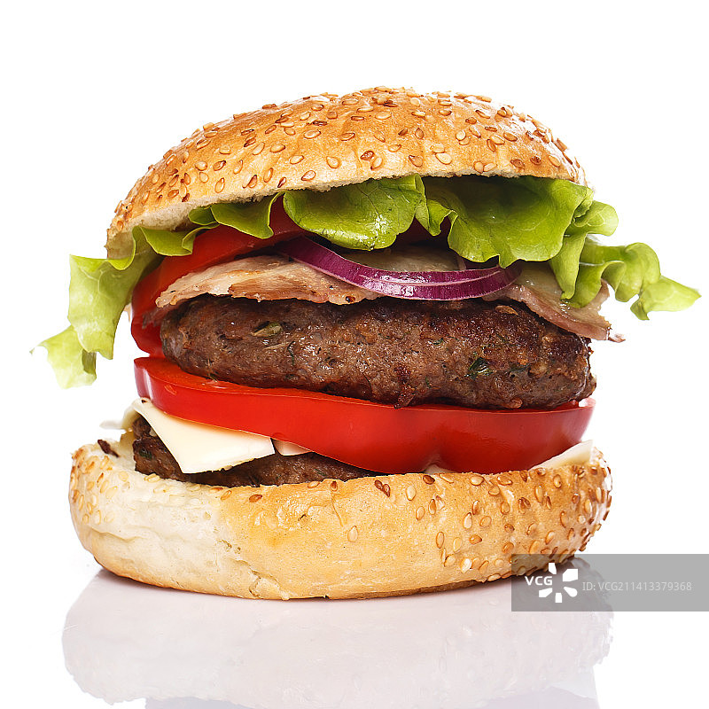 白色背景上的汉堡特写图片素材