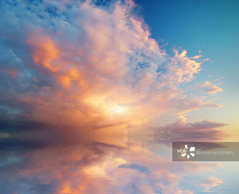 日落时阳光穿透云层的仰视角度，位于美国图片素材