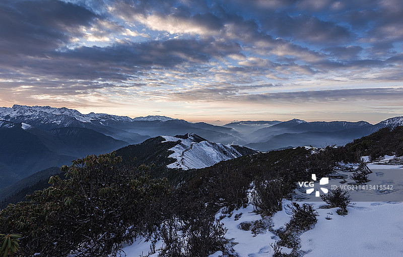 雪山晨曦·四川宝兴达瓦更扎图片素材