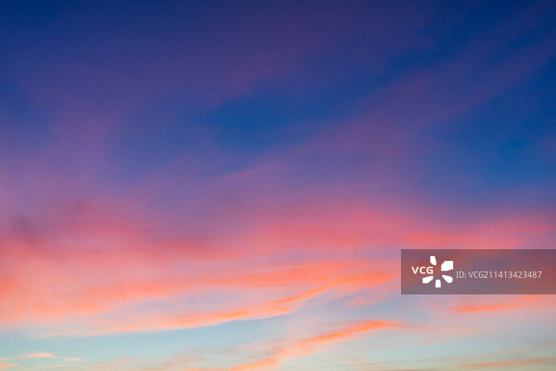 日落时分的壮丽天空低角度视图，美国图片素材