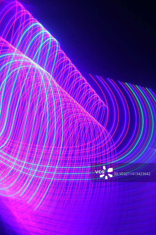 黑色背景下的发光光绘特写图片素材